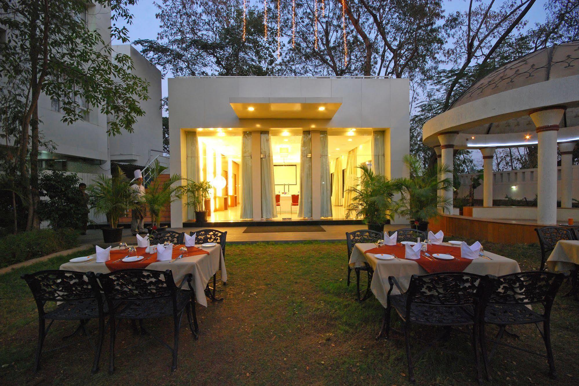 פונה Hotel Phoenix Koregaon Park מראה חיצוני תמונה